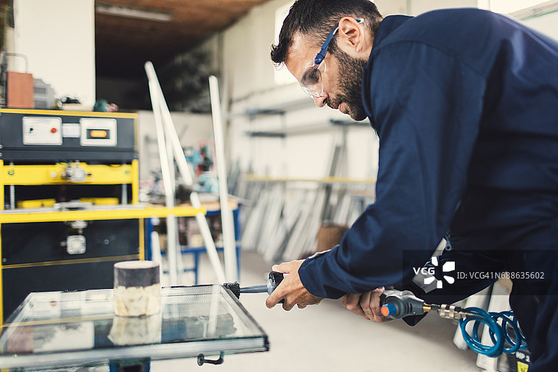 铝塑工业工人图片素材