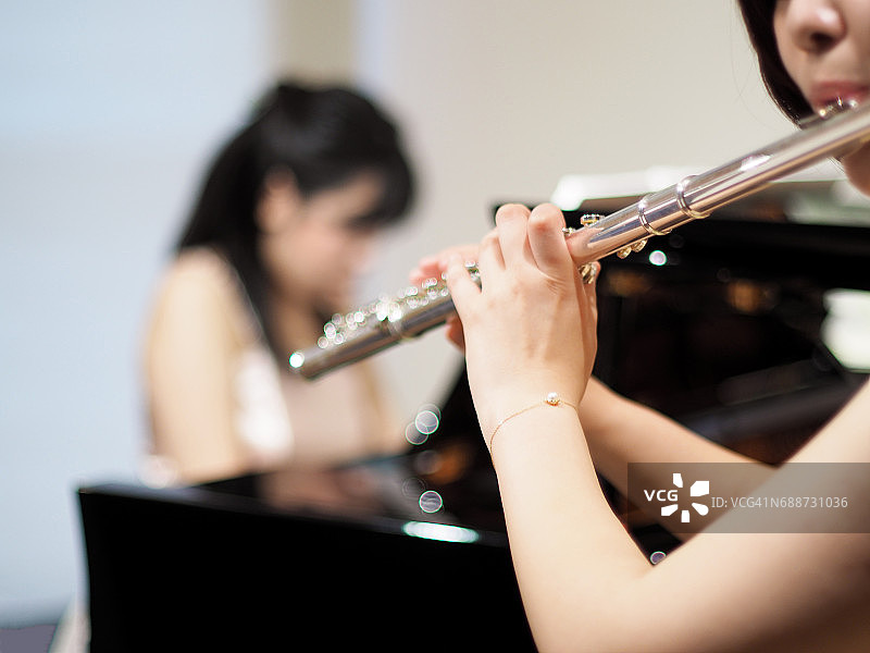 吹长笛女人的特写镜头图片素材