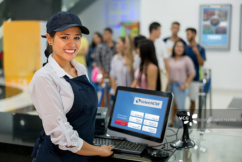 快乐的女人在电影院售票图片素材