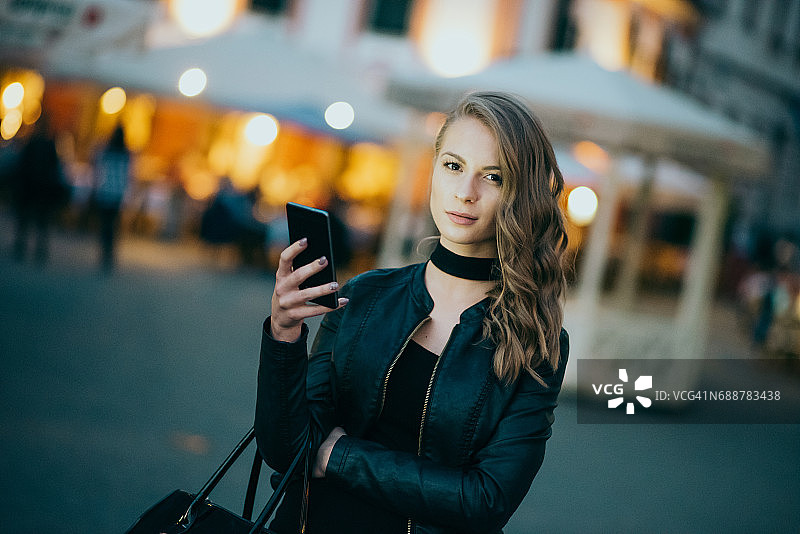 城市夜景中的女性图片素材