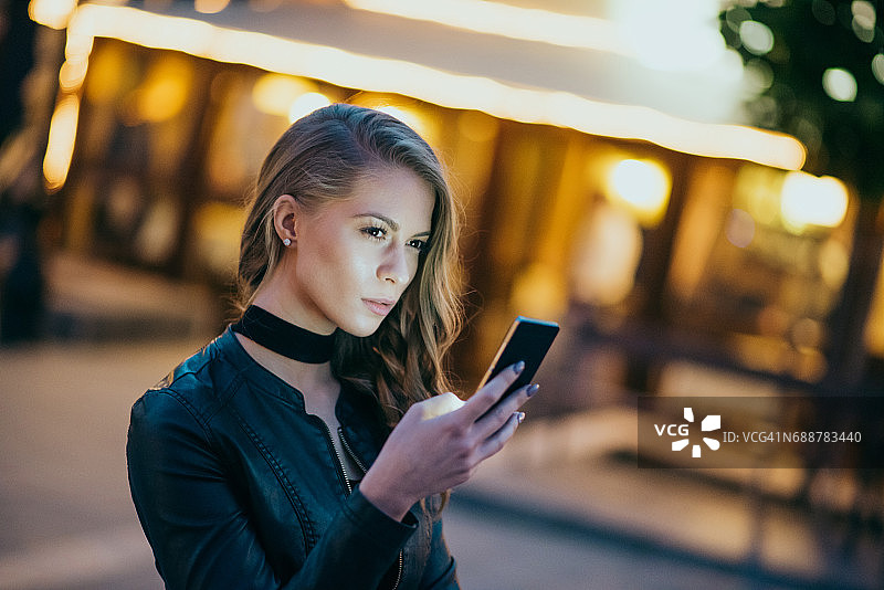 城市夜景中的女性图片素材