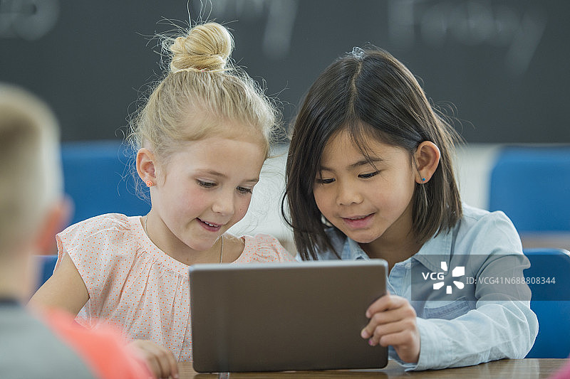 在平板电脑上一起学习图片素材