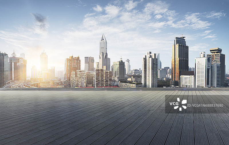 以上海天际线为背景的空木制平台图片素材