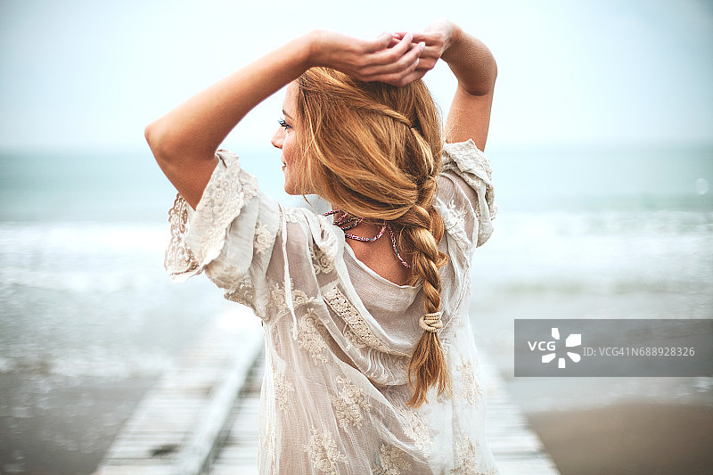 海滩上的梦幻女孩图片素材