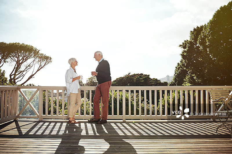 他们仍然觉得彼此的谈话像往常一样有趣。图片素材