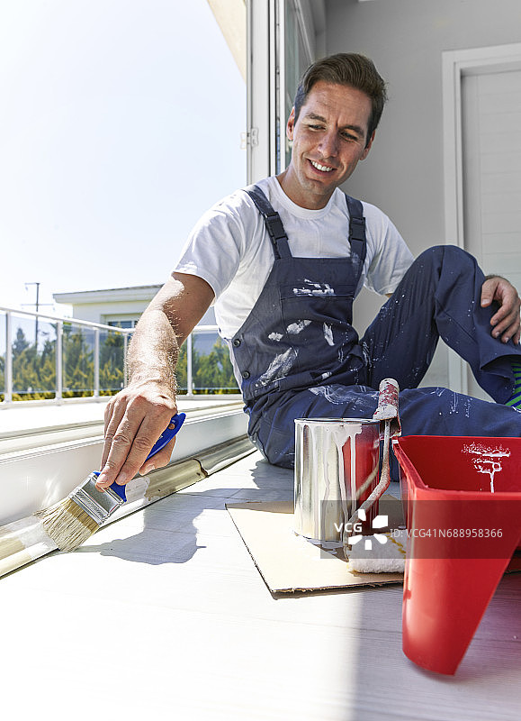 画家粉刷窗框图片素材