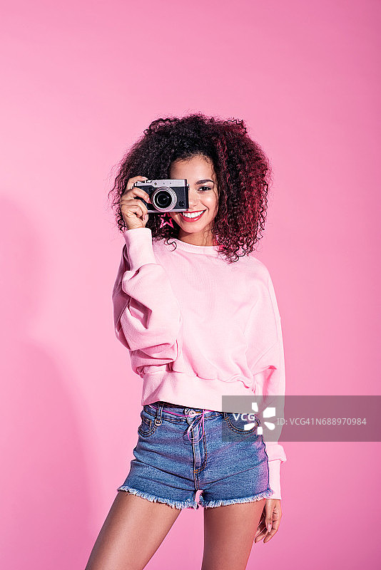 年轻的非洲裔女子正在拍照图片素材