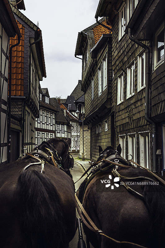 在德国下萨克森州戈斯拉尔中世纪城市骑马图片素材