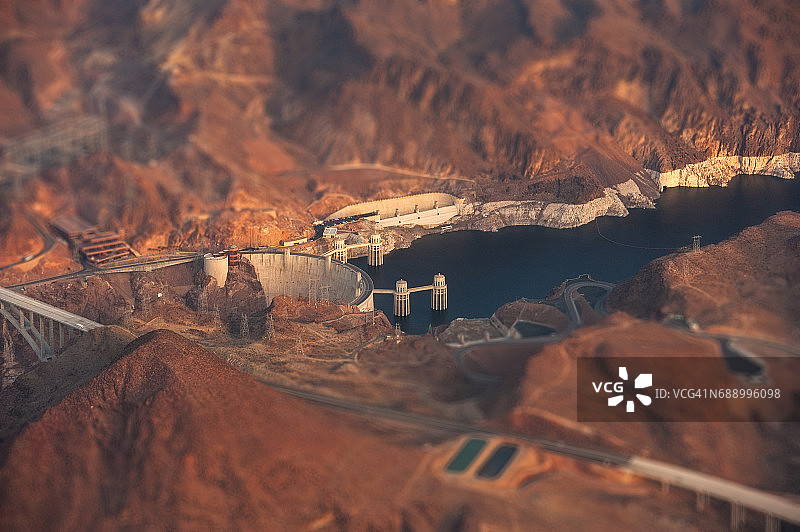 胡佛水坝和迈克·奥卡拉汉-帕特·蒂尔曼纪念桥的航拍景色图片素材