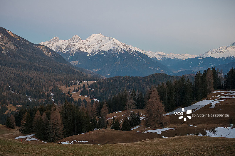 瑞士如画般的山地黄昏景色图片素材
