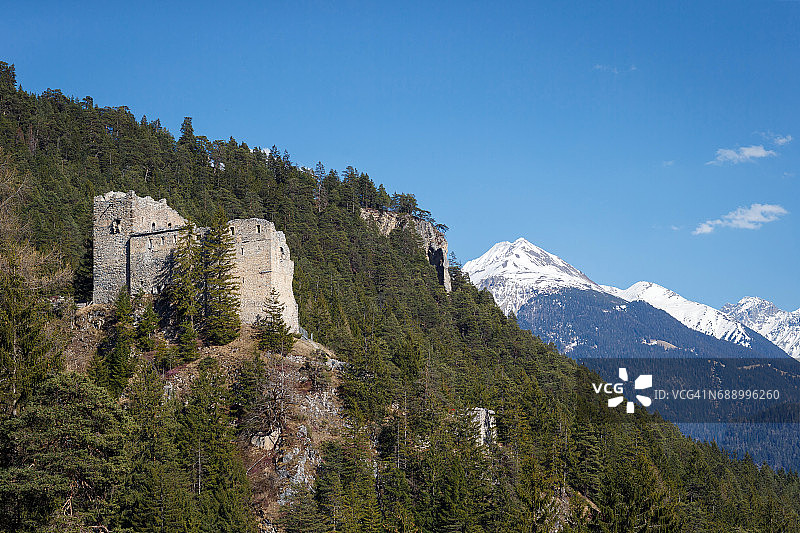 瑞士山景中的贝尔福特城堡遗址图片素材
