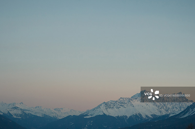 瑞士如画般的山地黄昏景色图片素材