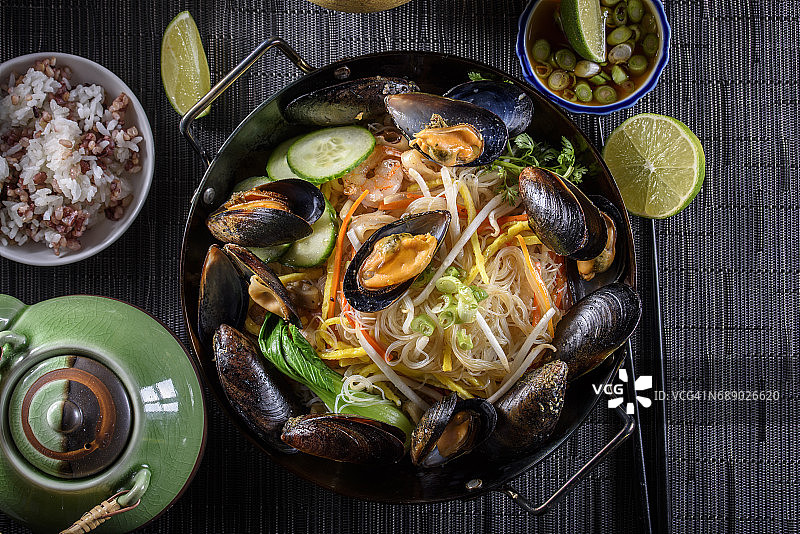 美味亚洲风味面条配豆芽、贻贝和蔬菜图片素材