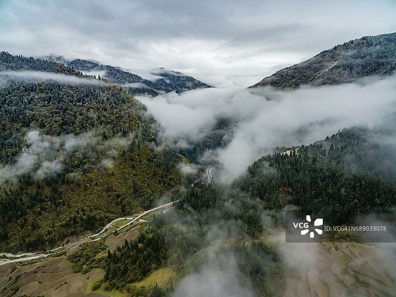 中国甘肃扎尕那山脉鸟瞰图片素材
