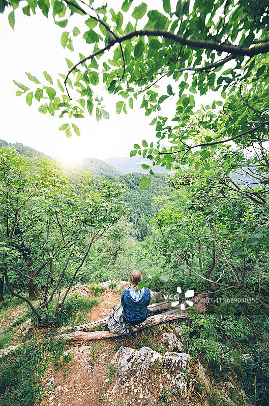 年轻女人在自然中放松图片素材