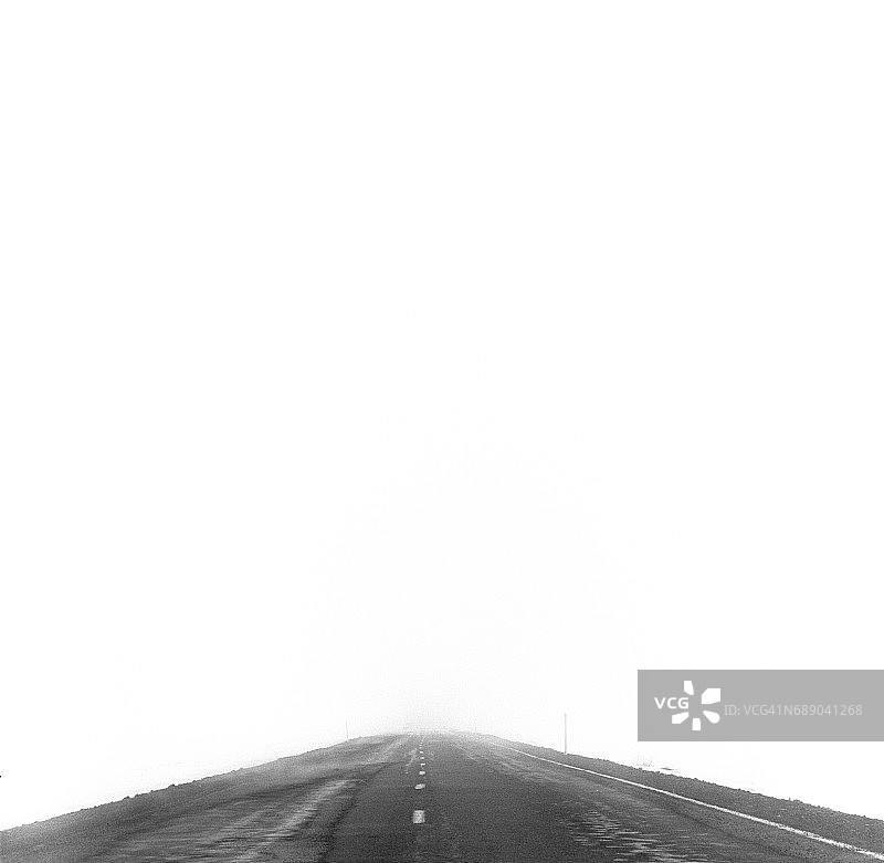 消失在雪中的道路图片素材