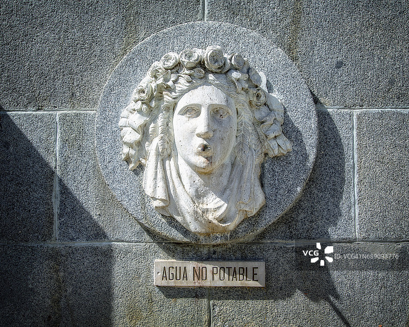 西班牙马德里的喷泉面部细节图片素材