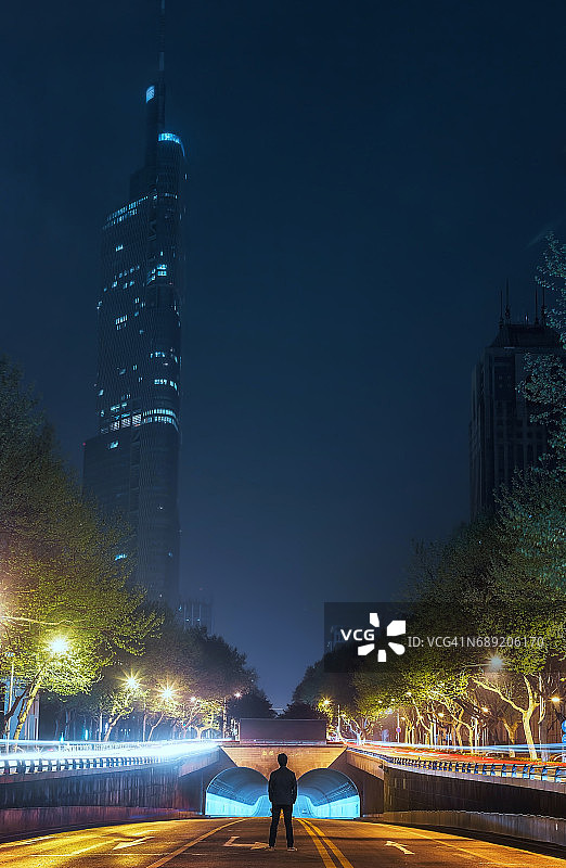 站在南京路中央的孤独男人图片素材