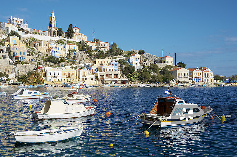 锡米港的船只，背景是彩色房屋和报喜教堂图片素材
