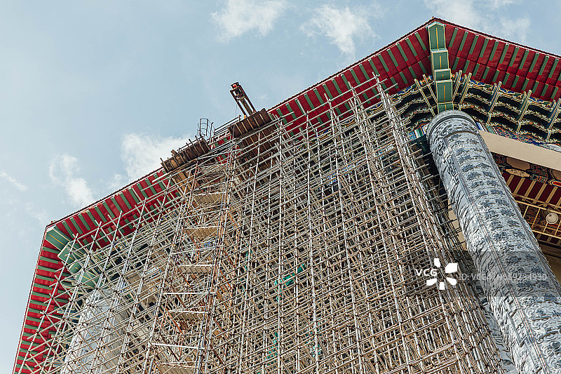 乔治市极乐寺的九十九英尺（30米）高青铜观音像上的八角亭，马来西亚槟城图片素材