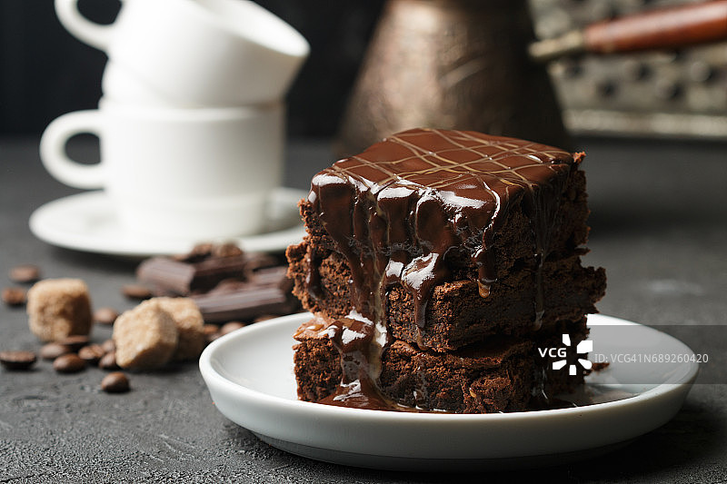 美味自制巧克力布朗尼配巧克力酱和焦糖图片素材