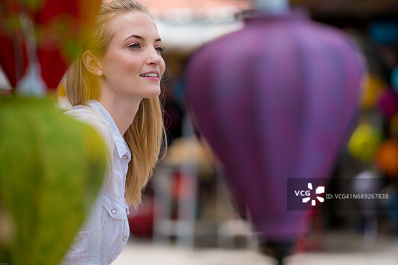 年轻女人在亚洲伞旁放松图片素材