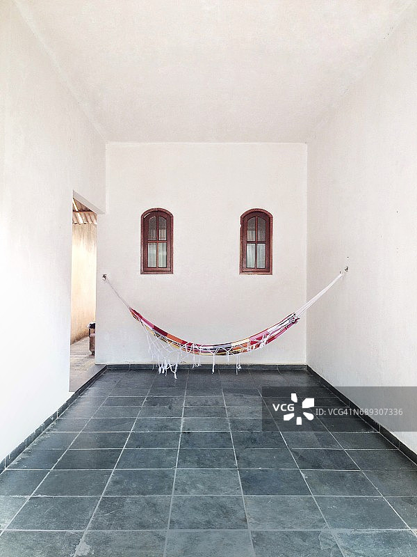 墙壁前的吊床图片素材