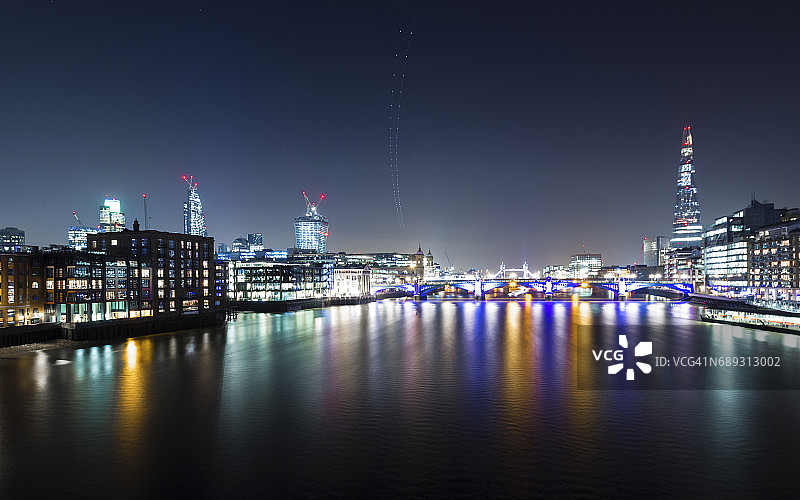 英国伦敦泰晤士河上的伦敦天际线图片素材