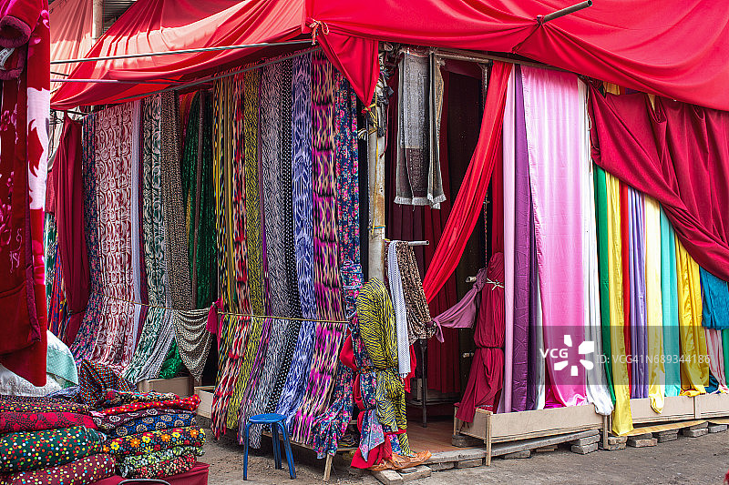 中国库车商店里悬挂的彩色丝绸面料和纺织品图片素材