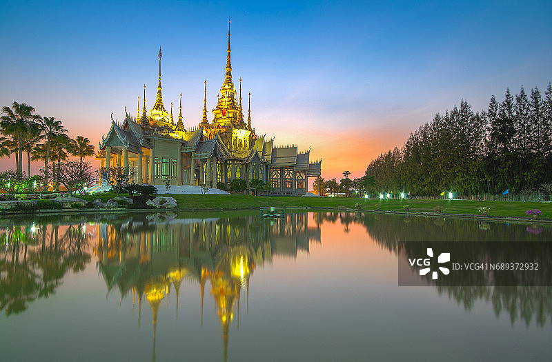 泰国暮光下的寺庙美景图片素材