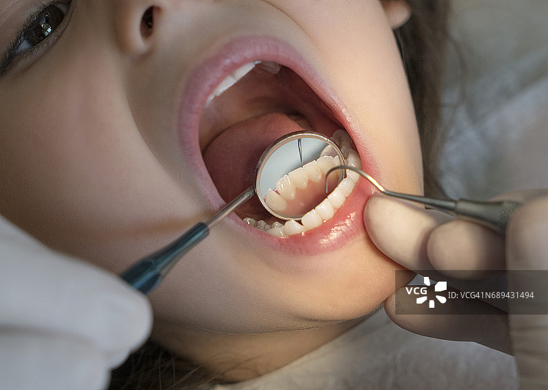 在牙医诊所的小女孩图片素材