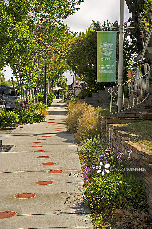 洛杉矶花园旁的人行道图片素材