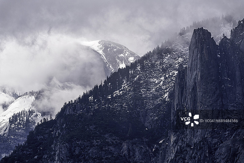 优胜美地图标和雾图片素材