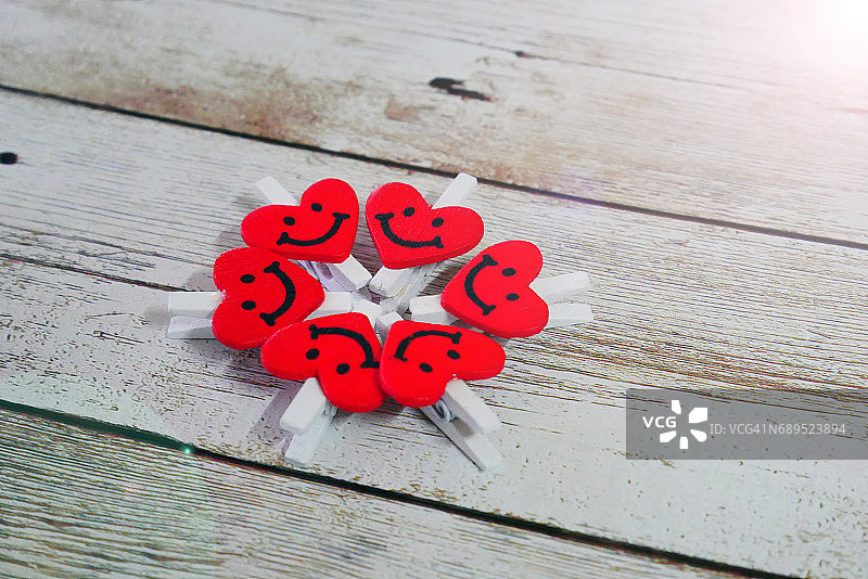 红色心形装饰的晾衣夹堆图片素材
