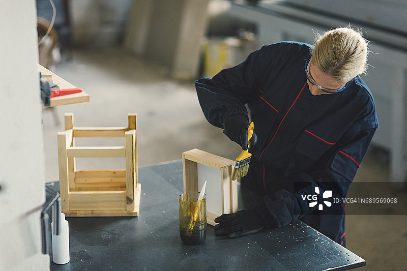 女木匠在她的工作室工作图片素材