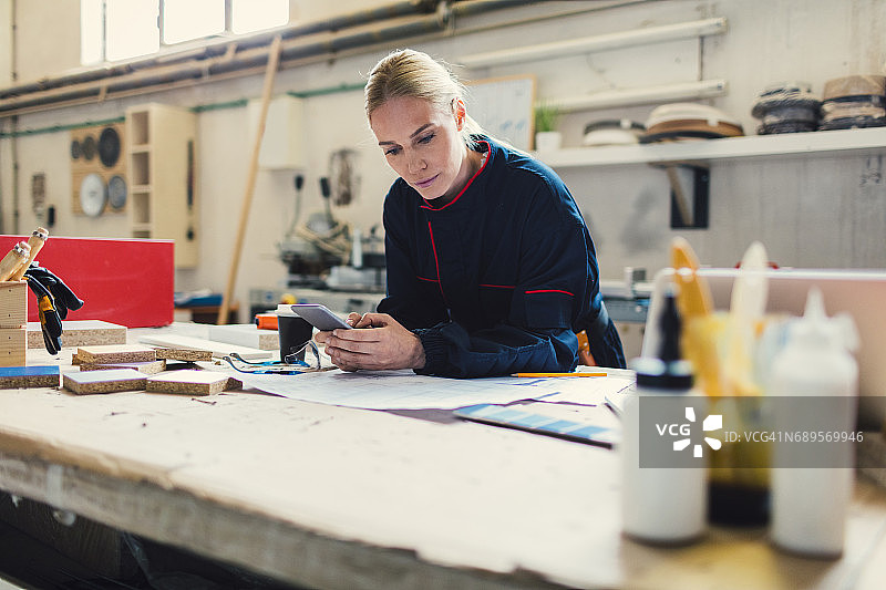 女木匠在她的工作室工作图片素材