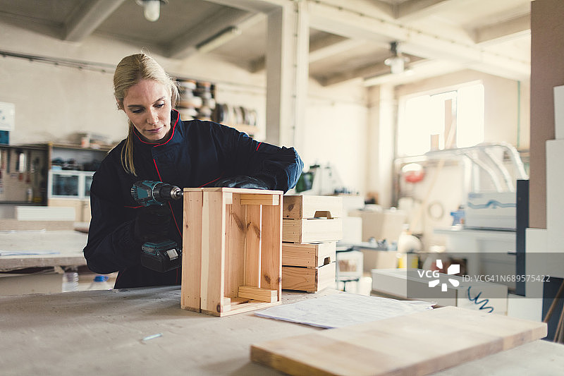 女木匠在她的工作室工作图片素材