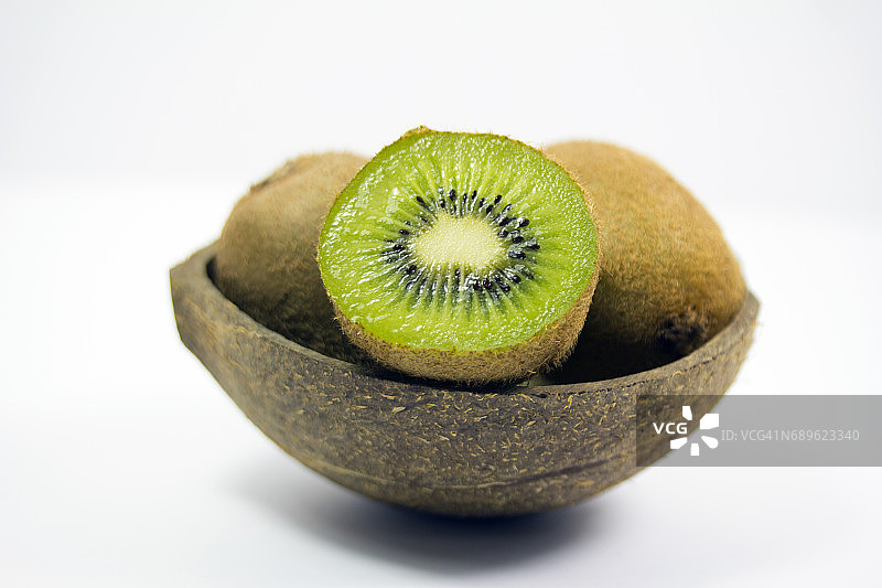 装满猕猴桃的椰子壳图片素材