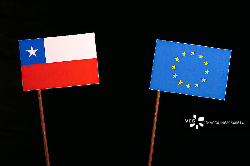 黑色背景下带有欧盟旗帜的智利国旗图片素材