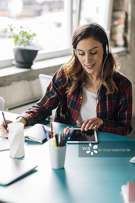 女人在现代办公室录制播客图片素材