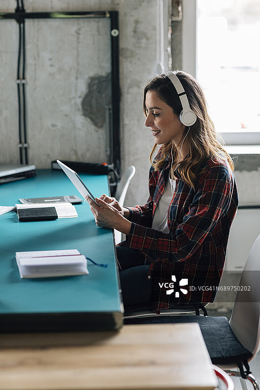 女人在现代办公室录制播客图片素材