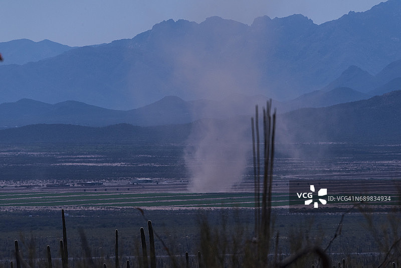 尘卷风形成图片素材