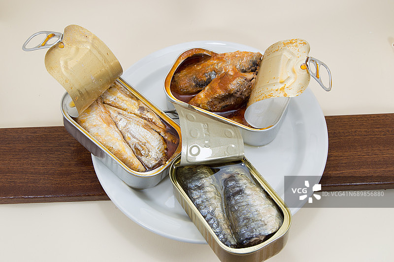 三类沙丁鱼罐头图片素材