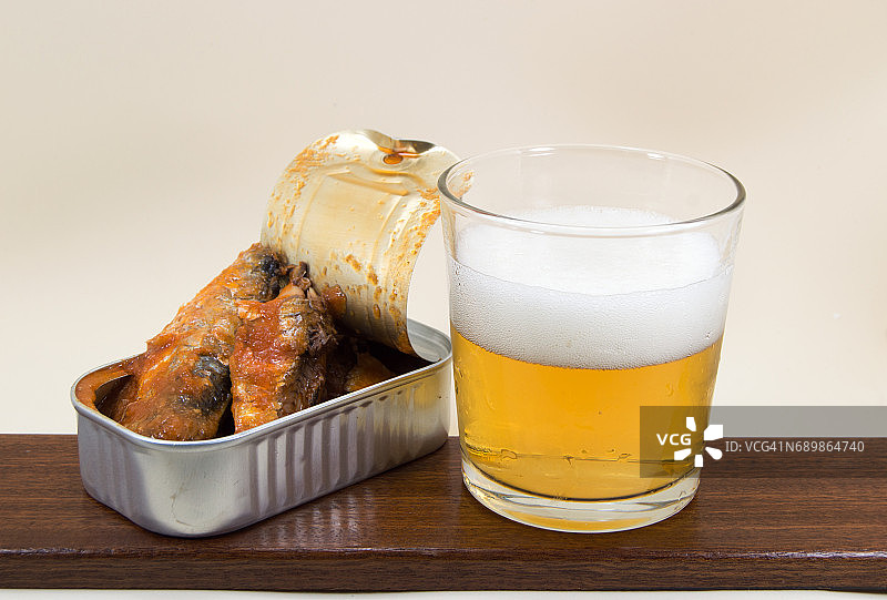 番茄酱沙丁鱼罐头和啤酒图片素材