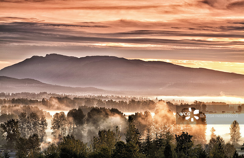 加拿大不列颠哥伦比亚省弗雷泽河谷秋日日出图片素材