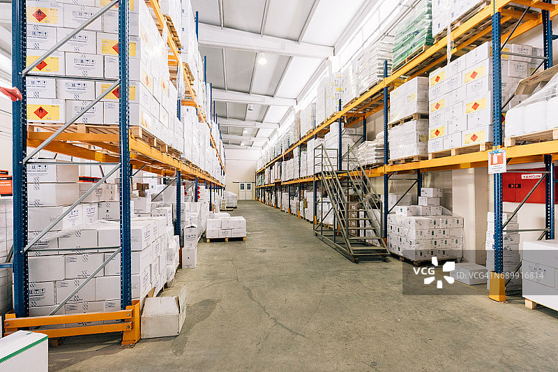 空旷的工业材料仓库景观图片素材