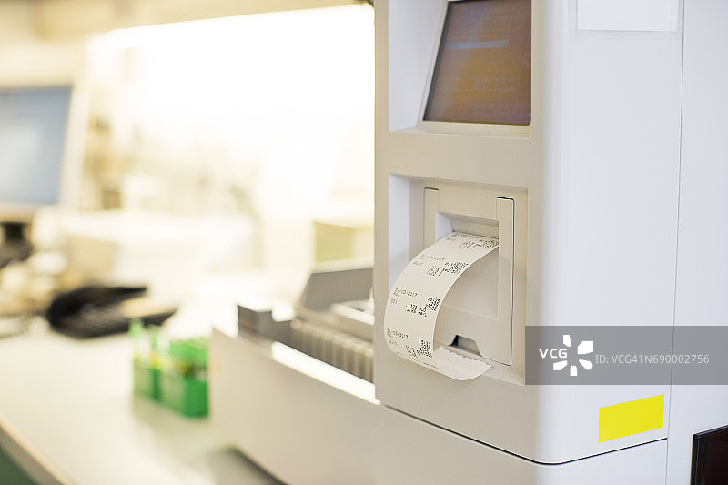 实验室打印机和报告特写图片素材