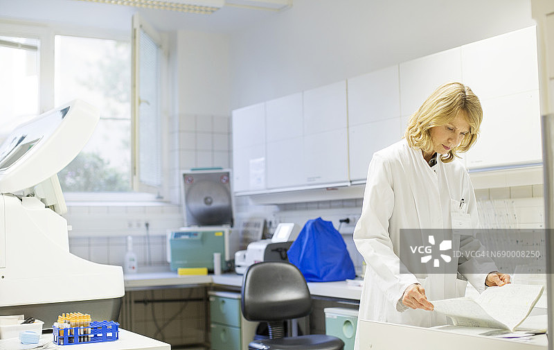 女医生在医院阅读文件图片素材