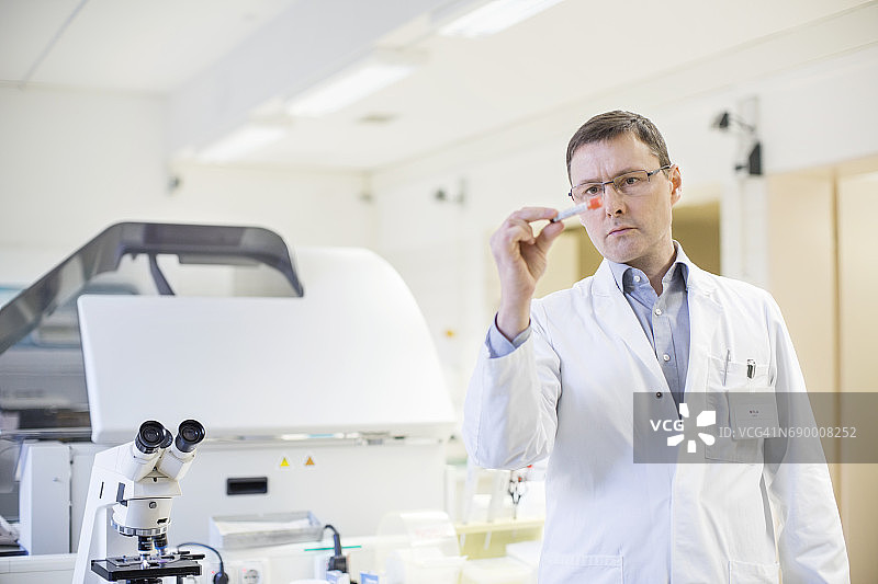 中年男医生分析医学样本图片素材