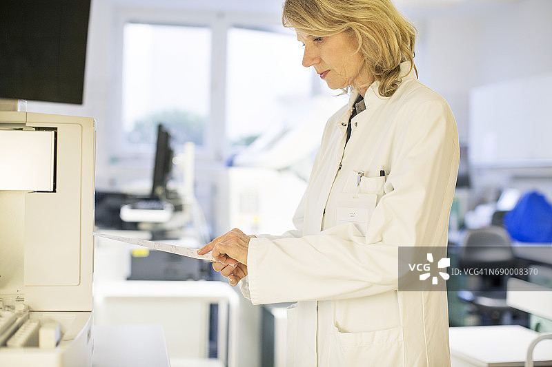 女科学家在医院读取测试结果图片素材